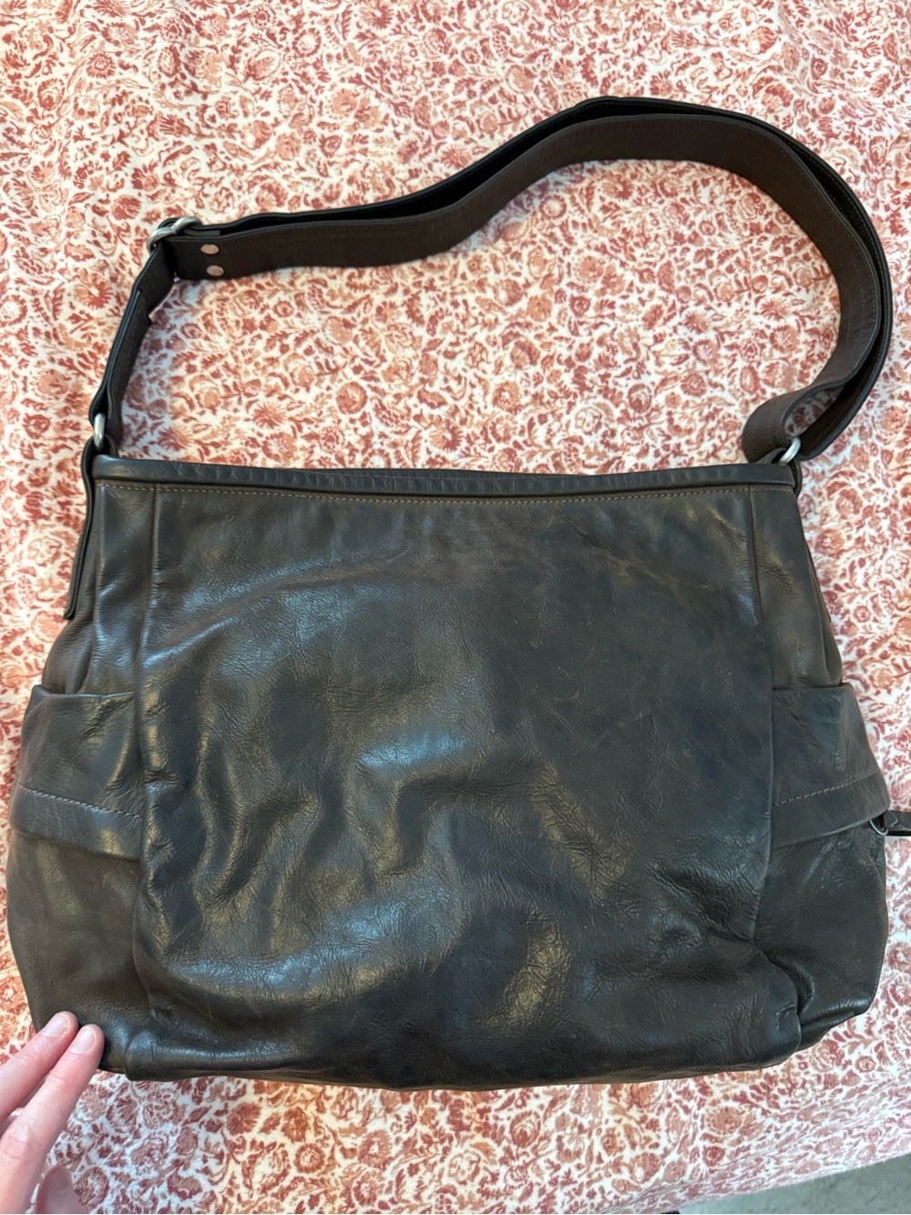 Rough & Tumble Pillow Bucket in Distressed Espresso with zipper